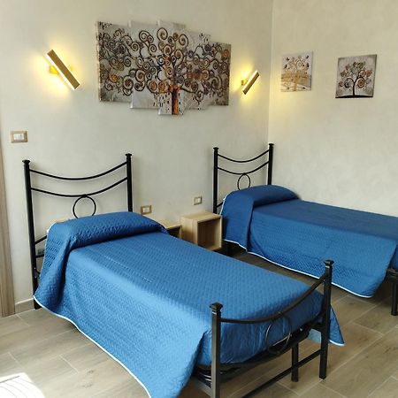 Отель Roma Tourist Lease Ачилия Экстерьер фото
